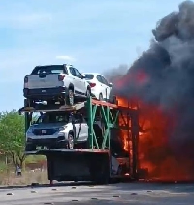 Jaguarari - BA: Cegonha carregada de carros pega fogo
